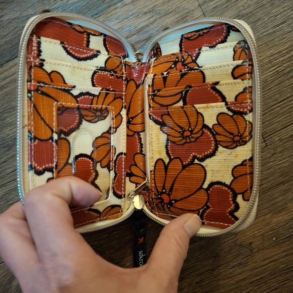 The Sakroots Crossbody Wallet. - Picture 12 of 13
